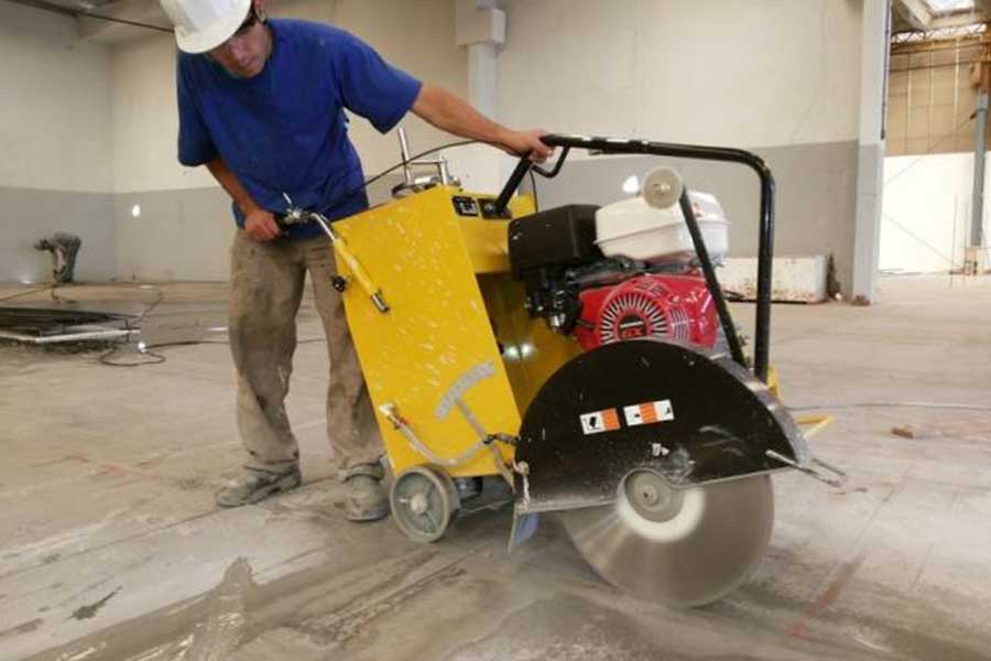 Corte preciso em concreto armado com serra diamantada profissional