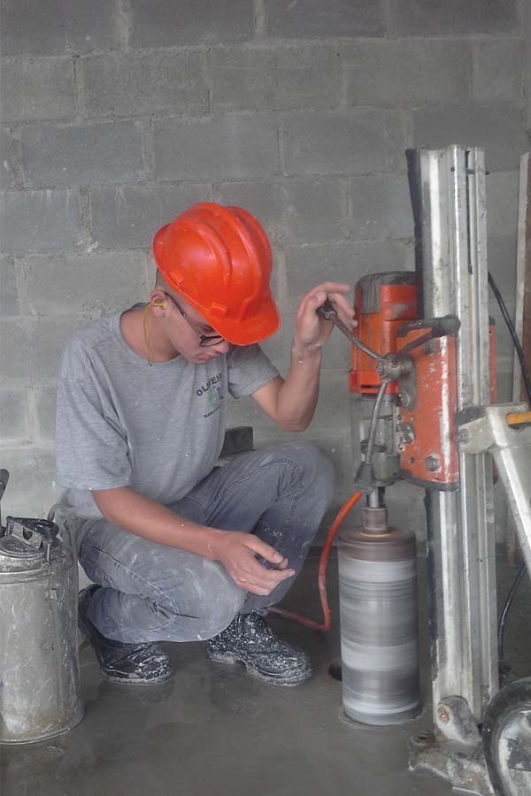 Perfuração de concreto com broca diamantada para sistema de ventilação