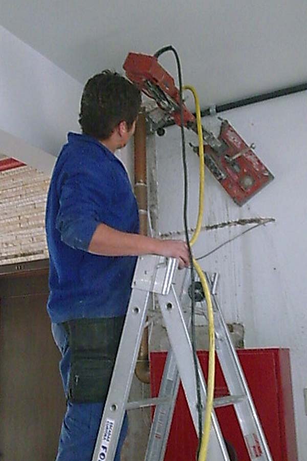 Perfuração técnica em concreto para reforço estrutural e ancoragens